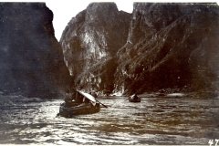 Chinesische Fischer in einem Fluss zwischen majestätischen Klippen während des Sonnenuntergangs in China