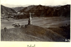 Historische Ansicht von Jehol, China, mit Blick auf die Landschaft und eine monumentale Struktur im Vordergrund, aufgenommen in früherer Zeit