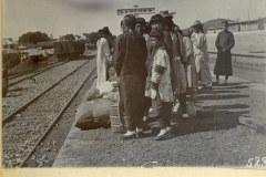 Bahnhof Langchow in China mit wartenden Reisenden und Gütern auf dem Bahnsteig in der frühen Morgenstunde