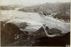 Die Große Mauer in China erstreckt sich majestätisch über Berglandschaften und Blick auf den Fluss bei Sonnenuntergang