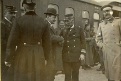 Abfahrt vom Bahnhof Tientsin mit Militär- und Zivilangehörigen in historischen Uniformen