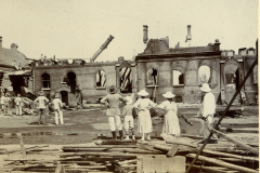 Die Zerstörung der Deutschen Gesandtschafts Schutzwache in Peking nach der Explosion im Jahr 1900