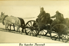 Ein kranker Kamerad während des Ersten Weltkriegs in den verschneiten Landschaften Chinas, 1916