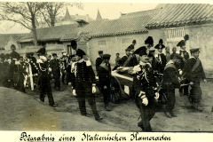 Begräbnis eines italienischen Kameraden in China mit militärischem Ehrengeleit und Trauernden im Jahr 1900