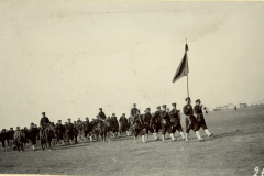 Chinesische Truppenparade mit Flagge während einer militärischen Übung im frühen 20. Jahrhundert auf einem offenen Feld