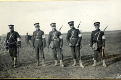 Chinesische Soldaten in Uniform während des Manövers in einem offenen Gelände in China, vor über einem Jahrhundert aufgenommen