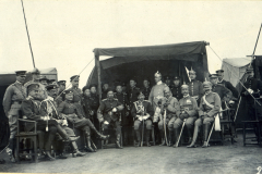 Historisches Manöver chinesischer Streitkräfte mit Offizieren und Soldaten in einem militärischen Lager