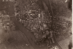 Historische Luftaufnahme einer Stadt an einem Fluss im frühen 20. Jahrhundert