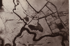 Historische Luftaufnahme von Fluss und Feldern in Deutschland