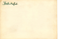 Leeres Blatt mit handschriftlicher Notiz „Bahnkarte“ in einem neutralen Raum