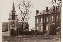 Historisches Gebäude und Glockenturm in einer ländlichen Stadt im frühen Morgen