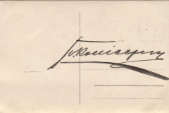 Eine künstlerische Signatur mit Schwung auf einem Briefkarton