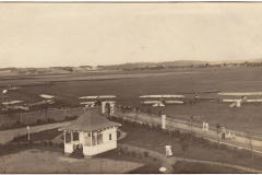 Historisches Luftbild eines Flugplatzes mit Flugzeugen und Pavillon