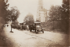 Historischer Marsch von Soldaten entlang einer Straße in der Nähe einer Kirche