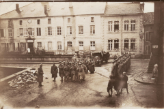 Soldaten in historischen Uniformen marschieren durch eine Stadt in Deutschland