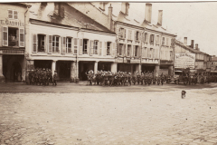 Soldatenparade durch eine historische Stadtstraße in Europa um 1910