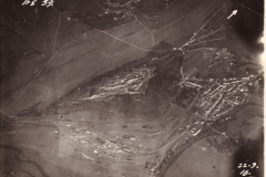 Luftaufnahme einer historischen Festungsanlage in der Nähe von einem Dorf