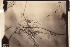 Historisches Luftbild einer ländlichen Stadt mit Straßen und Feldern