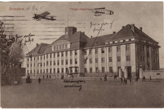 Historisches Gebäude in Graudenz mit Flugzeug und Menschen im Jahr 1915