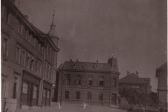 Historisches Gebäude in einer ruhigen Stadtstraße während der Dämmerung