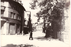 Eine historische Straße mit einem Fußgänger in einer ruhigen Stadt