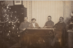 Familienfeier am Weihnachtsbaum in den 1920ern
