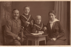 Eine Familie posiert für ein Gruppenfoto
