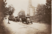 Historischer Marsch von Soldaten entlang einer Straße in der Nähe einer Kirche