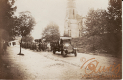 Historischer Marsch von Soldaten entlang einer Straße in der Nähe einer Kirche