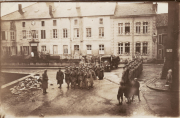 Soldaten in historischen Uniformen marschieren durch eine Stadt in Deutschland