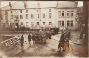 Soldaten in historischen Uniformen marschieren durch eine Stadt in Deutschland