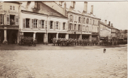 Soldatenparade durch eine historische Stadtstraße in Europa um 1910