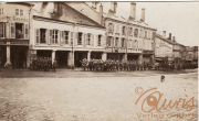 Soldatenparade durch eine historische Stadtstraße in Europa um 1910