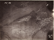 Luftaufnahme einer historischen Festungsanlage in der Nähe von einem Dorf