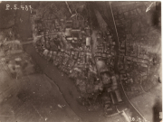 Historische Luftaufnahme einer Stadt an einem Fluss im frühen 20. Jahrhundert