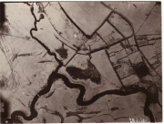 Historische Luftaufnahme von Fluss und Feldern in Deutschland