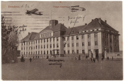 Historisches Gebäude in Graudenz mit Flugzeug und Menschen im Jahr 1915