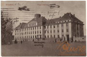 Historisches Gebäude in Graudenz mit Flugzeug und Menschen im Jahr 1915