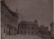 Historisches Gebäude in einer ruhigen Stadtstraße während der Dämmerung
