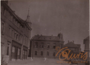 Historisches Gebäude in einer ruhigen Stadtstraße während der Dämmerung