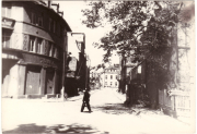 Eine historische Straße mit einem Fußgänger in einer ruhigen Stadt