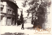 Eine historische Straße mit einem Fußgänger in einer ruhigen Stadt