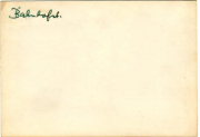 Leeres Blatt mit handschriftlicher Notiz „Bahnkarte“ in einem neutralen Raum