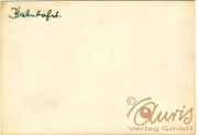 Leeres Blatt mit handschriftlicher Notiz „Bahnkarte“ in einem neutralen Raum
