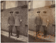 Zwei Soldaten in Uniform neben einer Mauer vor einem historischen Gebäude