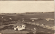 Historisches Luftbild eines Flugplatzes mit Flugzeugen und Pavillon