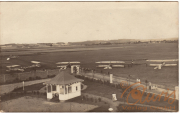 Historisches Luftbild eines Flugplatzes mit Flugzeugen und Pavillon