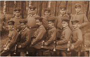 Soldaten der historischen Militäreinheit im Wald während des Ersten Weltkriegs