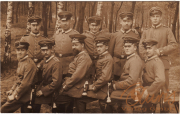 Soldaten der historischen Militäreinheit im Wald während des Ersten Weltkriegs