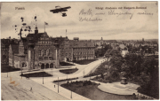 Die Königliche Akademie in Posen mit dem Bismarck-Denkmal aus der Ferne